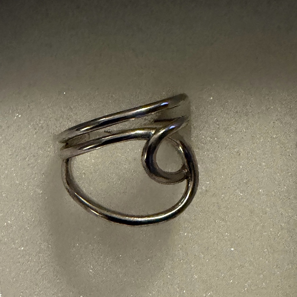 Stylish Silver Swirl Ring